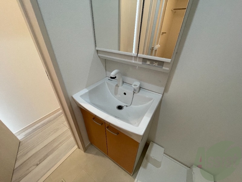 洗面設備　洗面台はシンプルなつくりで手入れがしやすそうですね。