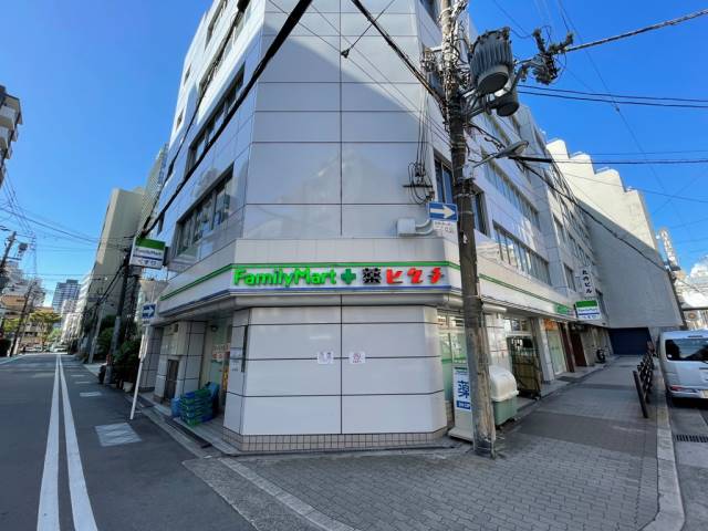 コンビニ　ファミリーマートプラス薬ヒグチ天神橋二丁目店（コンビニ）まで147m