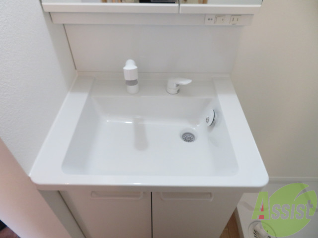 洗面設備　洗髪洗面化粧台なので朝の身支度もスムーズですね。