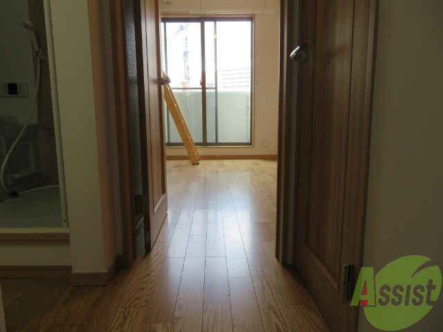 玄関　玄関からの目線です。光が差し込む素敵なお部屋ですよ。