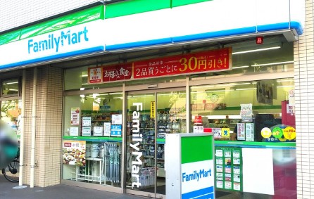 コンビニ　ファミリーマート大塚三丁目店（コンビニ）まで136m