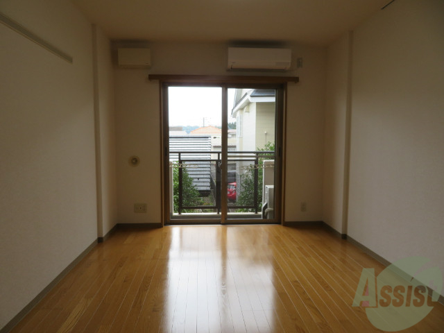 居室・リビング　採光があり、南向きの日当たりの良いお部屋です。