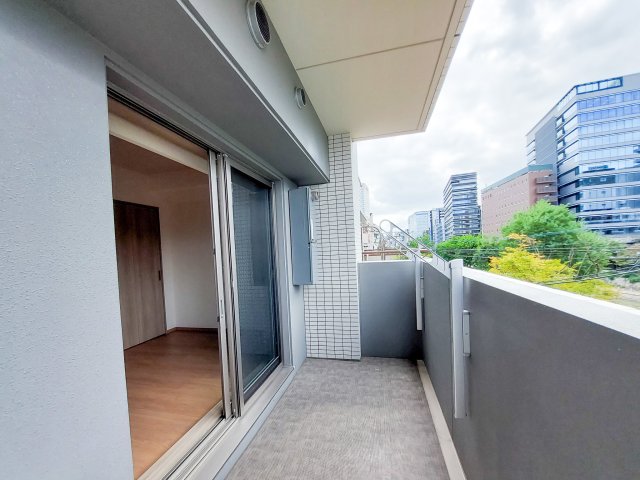 バルコニー　別号室のものになります。現状優先。