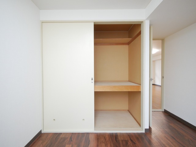 収納　衣類や布団の収納に便利な押入れが付いています！