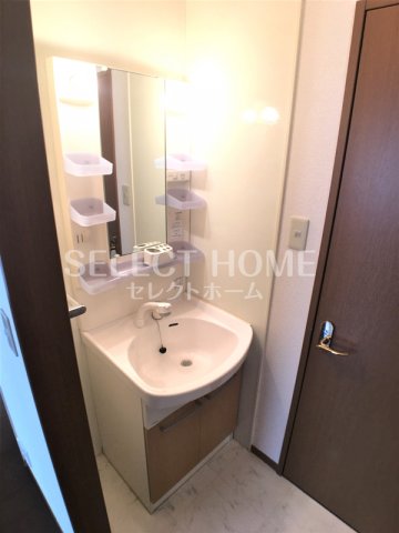 洗面設備　同型タイプ独立洗面台、朝の身支度には欠かせません