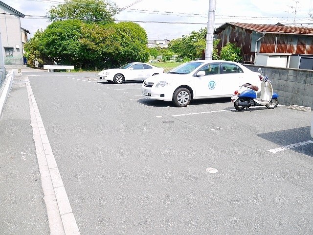 駐車場　車をお持ちの方に嬉しい駐車場付きの物件です