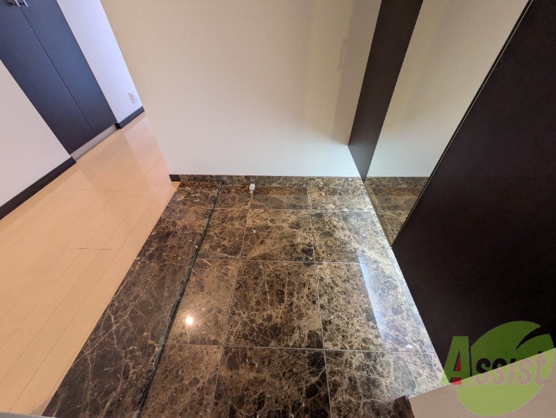 玄関　玄関には姿見があるのでお出かけ前に身だしなみの確認が出来ます