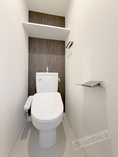 トイレ　人気アイテムの温水洗浄便座。清潔感のあるトイレです。