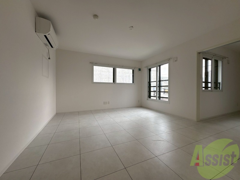 居室・リビング　日当たりが良くて心地よく過ごせそうなお部屋です。