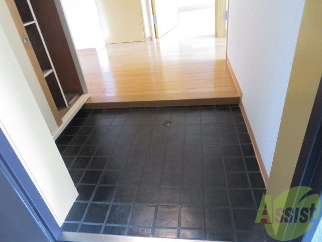 玄関　玄関はこちら広々として沢山の荷物を持っても入れますね