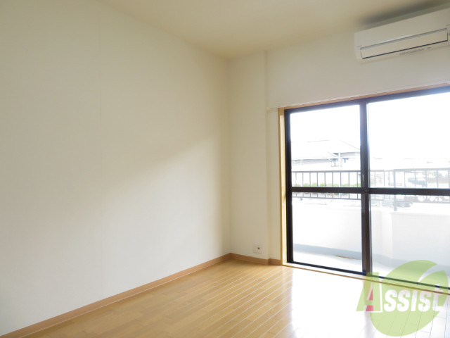 居室・リビング　こちらは９．５帖の広々としたフローリングのお部屋です