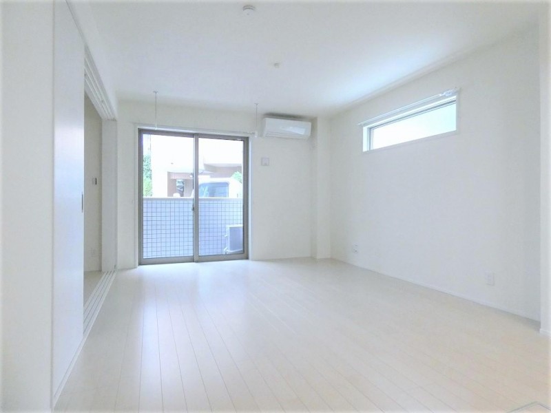 ロビー　こちらのリビングで趣味の時間をお楽しみください