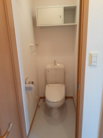 トイレ　落ち着いた色調のトイレです