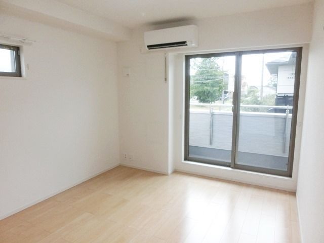 居室・リビング　2面採光で明るいお部屋です