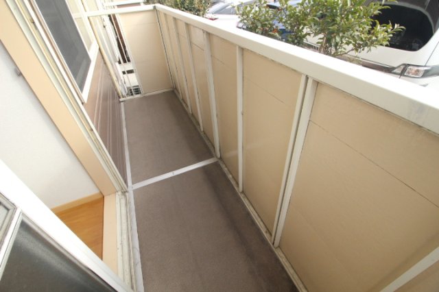 バルコニー　暖かな日差しのふりそそぐバルコニー