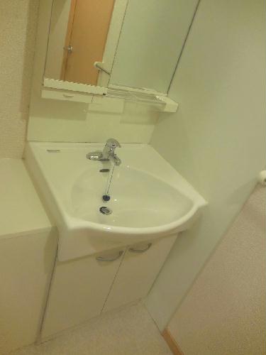 洗面設備　収納付きの独立洗面台で忙しい朝もスムーズに支度が出来ます。