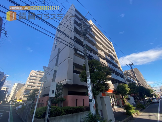 建物外観　周辺に買い物施設が多くて自炊しなくても…。