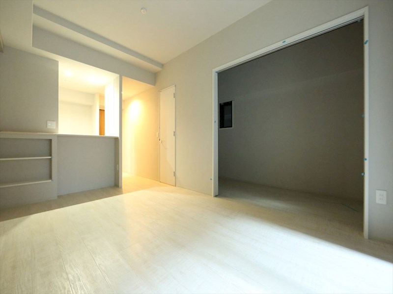 居室・リビング　ＬＤＫ11.8帖　洋室3.3帖　つなげても仕切っても使えます