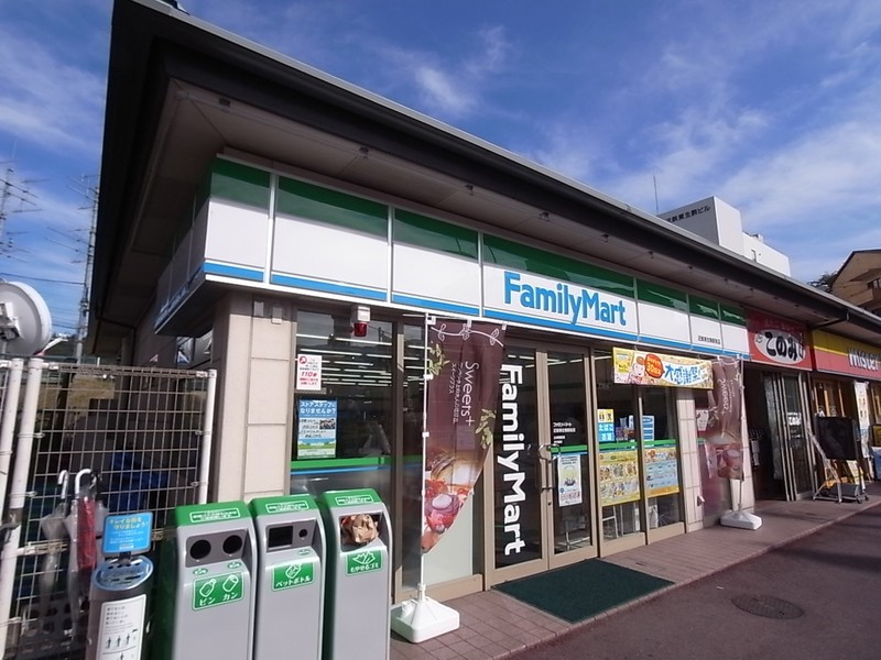 コンビニ　ファミリーマート近鉄東生駒駅前店（コンビニ）まで461m