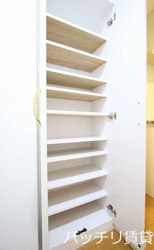 玄関　同型タイプの為、現状を優先いたします。