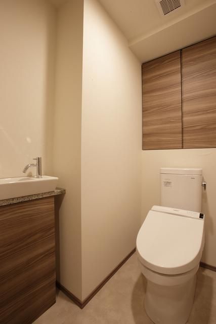 トイレ　落ち着いた色調のトイレです