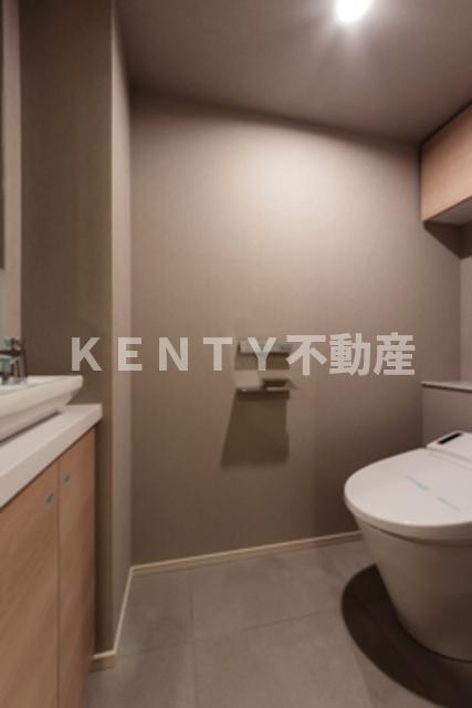 トイレ　落ち着いた色調のトイレです