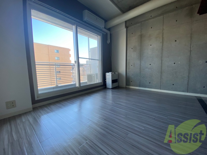 その他部屋・スペース　洋室には南向きの窓があり日中は電気を付けなくても明るいですよ