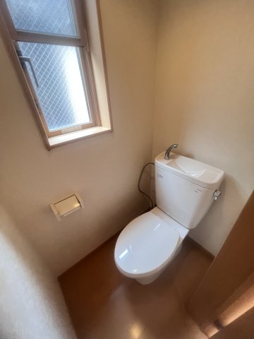 トイレ　清潔感のあるトイレは窓付きであかるい！