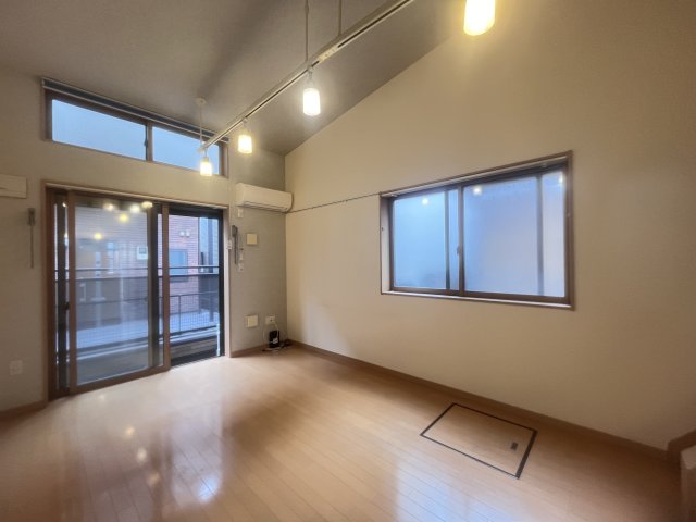居室・リビング　天井が高いおしゃれな居室です♪