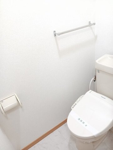 トイレ　落ち着いた色調のトイレです