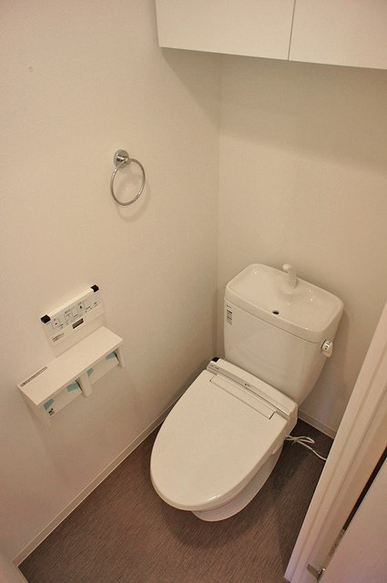 トイレ　トイレ上部に扉付きの収納あり