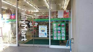 コンビニ　ファミリーマート 芝五丁目店（コンビニ）まで69m