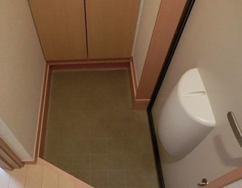 玄関　※別タイプの参考画像になります。