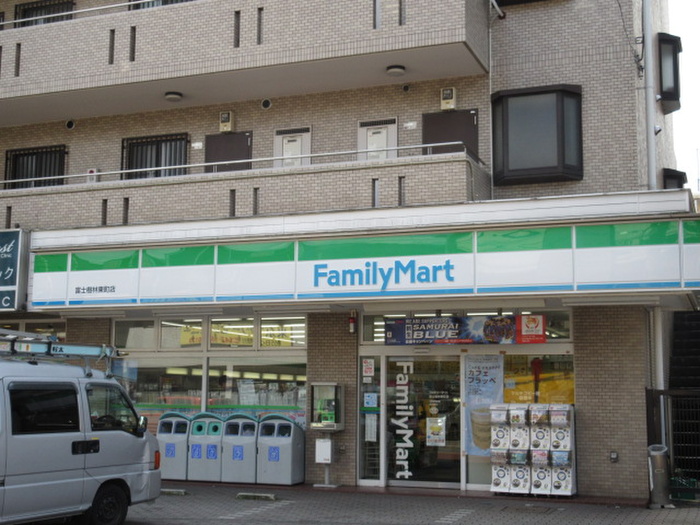 コンビニ　ファミリーマート（コンビニ）まで612m