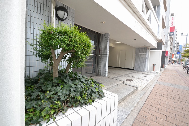 エントランス　エントランスに少し緑があると落ち着きがありますね！