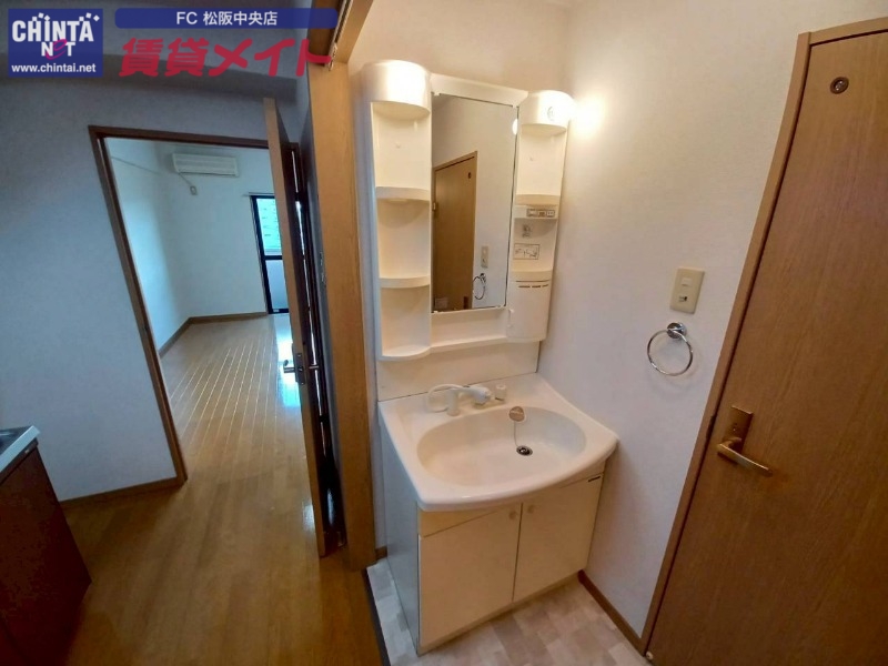 洗面設備　別部屋参考写真です。