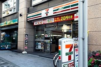 コンビニ　セブンイレブン外神田2丁目妻恋坂店（コンビニ）まで121m