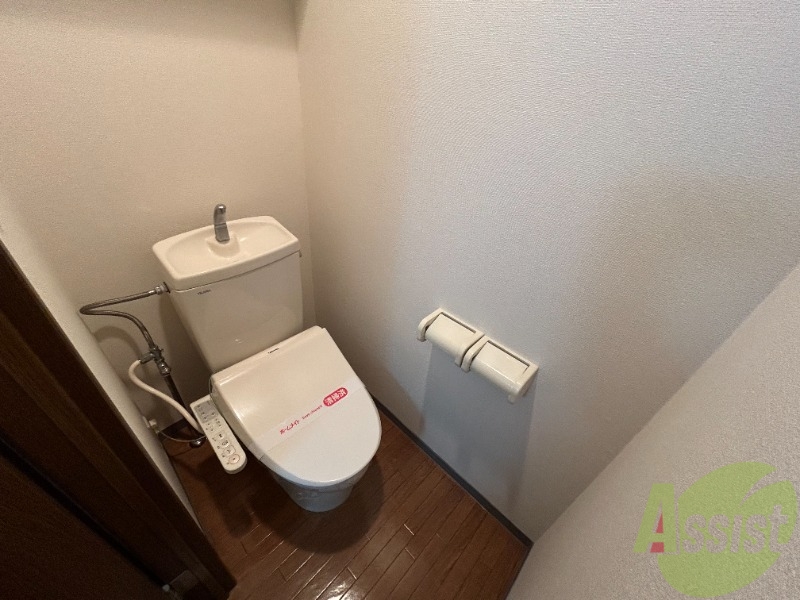 トイレ　トイレはウォシュレット機能付きです。安心して使用できますね。