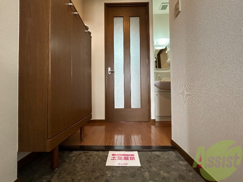 玄関　玄関からの様子です。すぐ部屋が見えないのは安心ですね。