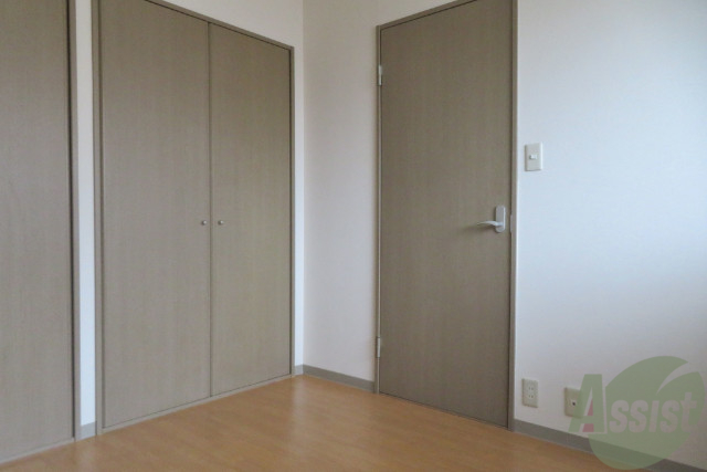 その他部屋・スペース　５．１帖の洋室です～。収納が２つあるのはいいですね。
