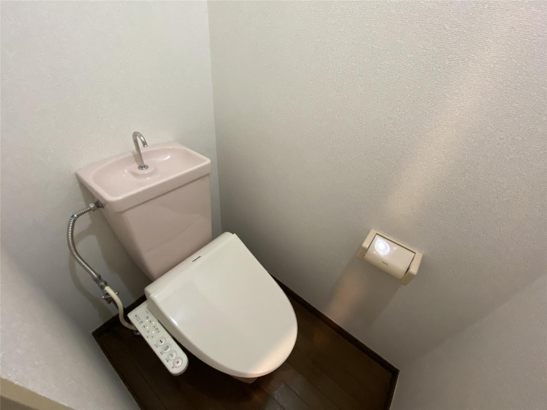 トイレ　温水洗浄便座付きのトイレです