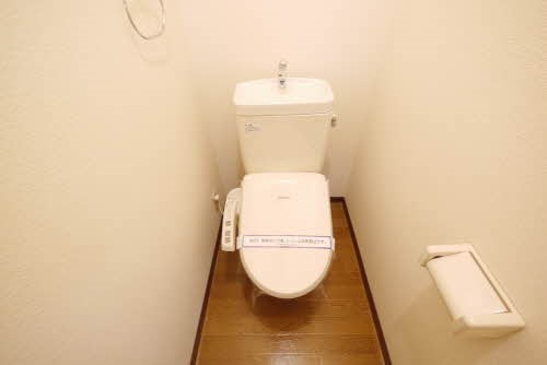 トイレ　温水洗浄便座付きで快適です。