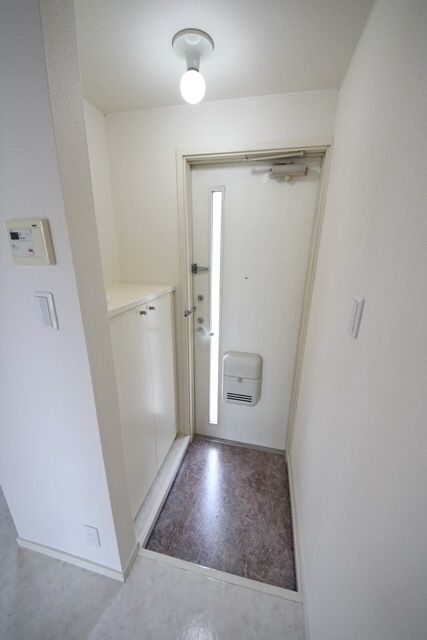 玄関　※別部屋参考写真です