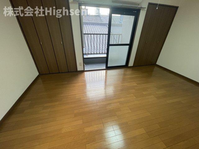 居室・リビング　落ち着いた色調の洋室です