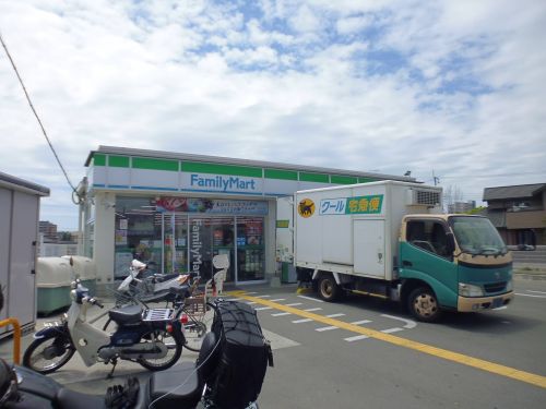 コンビニ　ファミリーマート大久保町店（コンビニ）まで438m