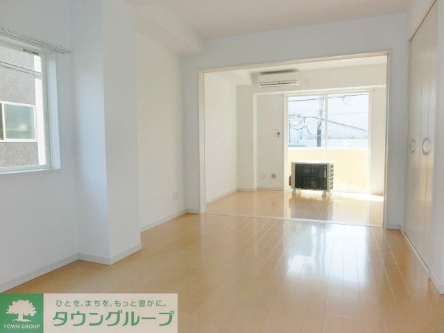 居室・リビング　明るい二面採光のお部屋です