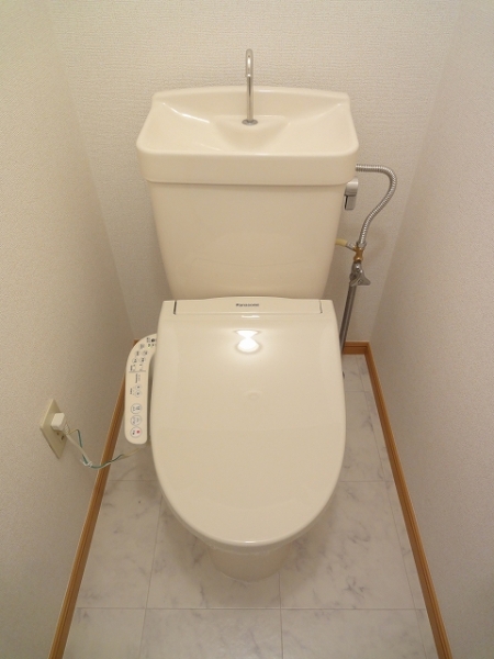 トイレ　温水シャワー付きトイレでいつでも快適です。