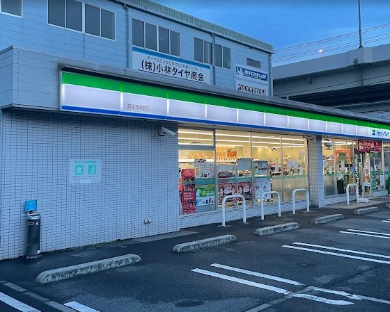 コンビニ　ファミリーマート 鶴見寛政町店（コンビニ）まで744m