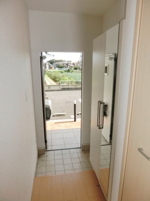 玄関　玄関にはトールタイプのシューズボックス。