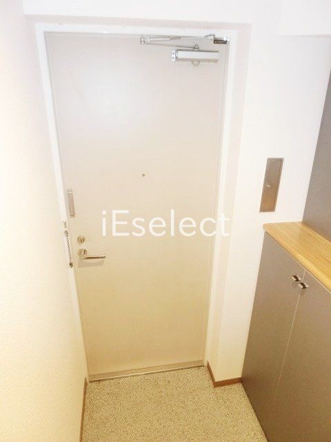 玄関　沢山収納できるシューズクローゼット付きの玄関。